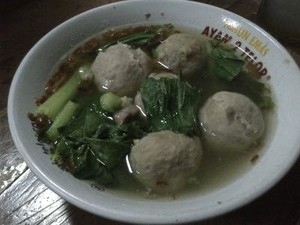 Aih, Sedapnya Semangkuk Bakso Hangat Plus Segelas Es Kelapa Muda!