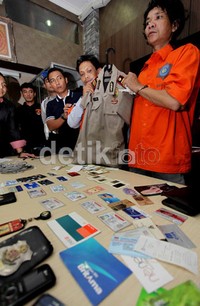 Tersangka memegang baju seragam polisi berpangkat Brigadir yang merupakan seragam tersangka. Dalam aksinya, tersangka mengaku dari kesatuan Provos Mabes Polri dan memeras anggota kepolisian maupun warga masyarakat.