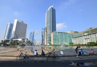 Bundaran Hotel Indonesia (HI) terlihat sepi. Hanya beberapa warga menikmati Minggu pagi yang cerah.