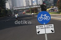 HKBP menjadi kebijakan pemerintah Jakarta untuk mengurangi polusi. Suasana lengang dari kendaraan bermotor dimanfaatkan warga untuk berjalan-jalan.