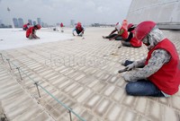 Masjid dirancang agar udara dapat bebas bersirkulasi sehingga ruangan tetap sejuk, sementara jemaah terbebas dari panas matahari dan hujan.