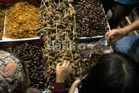 Warga berbondong-bondong ke Pasar Tanah Abang membeli kurma untuk berbuka puasa. Ramses/detikcom.
