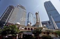 Masjid Polda Metro Jaya yang dibangun di atas tanah + 4.278 m2 dengan luas bangunan + 2.300 m2. Desainnya dibuat khas kubah dan taman yang asri.