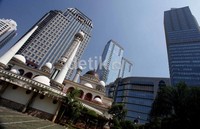 Jumlah kubah dan menara mencapai 25 buah dan tinggi menara mencapai 33 meter.