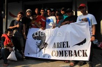 Mereka bersiap menyambut pembebasan Ariel dari Rumah Tahanan Kebon Waru.