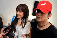 Momo datang dengan didampingi Keyboardis eks Peterpan David Albert.