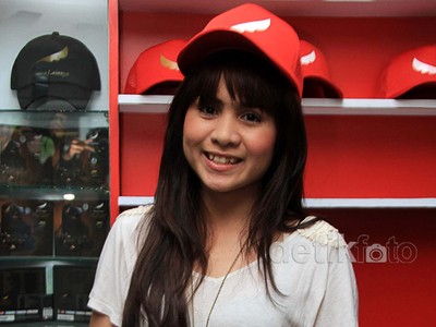 Momo Geisha Belanja Merchandise Ariel