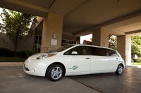 Mobil ini bukanlah limusin biasa. Sebab, limusin listrik ini dibangun dengan memodifikasi mobil listrik Nissan LEAF dan digunakan untuk mengantar-jemput tamu istimewa di sebuah hotel untuk menunjukkan komitmennya pada pelanggan mereka terkait semangat cinta lingkungan. (dok nissan)