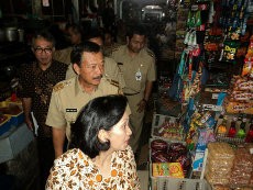 Pantau Harga Sembako, Gubernur Jateng Bagi-bagi Duit di Pasar