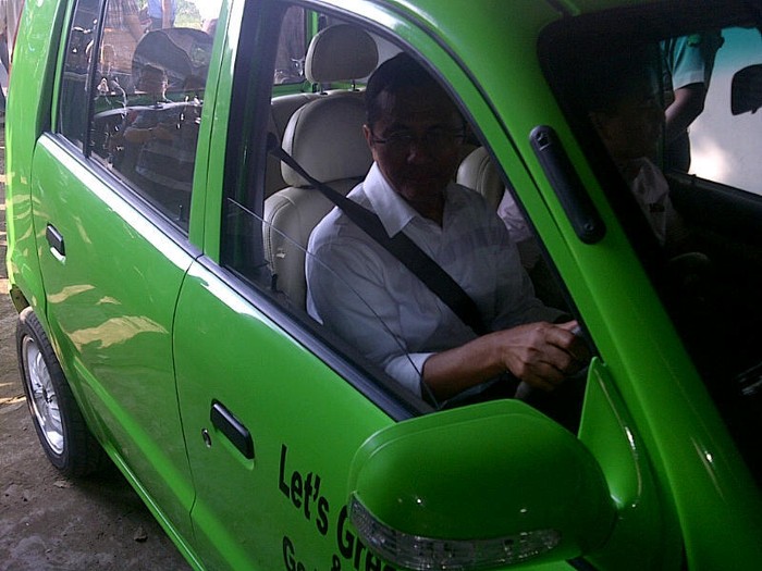 Hadiri Rakor Menteri Ekonomi, Dahlan Iskan Pamer Mobil Listrik