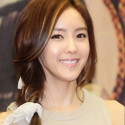 Hyomin T-ara Jatuh di Panggung Inkigayo