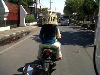 Keselamatan adalah hal utama dalam perjalanan. Satu helm SNI saja tidak cukup. (Foto Hendry Alfiandi)