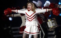 Penampilan Madonna saat menjadi cheerleader di konsernya pada Sabtu (21/7/2012) di Murrayfield Stadium, Edinburgh, Skotlandia. Reuters/David Moir.