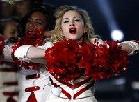 Madonna selalu tampil maksimal di atas panggung. Reuters/David Moir.