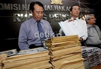 Anggota Komnas HAM Nurcholis menunjukan risalah diantara tumpukan bukti  pelanggaran HAM berat di kantor Komnas HAM, Jakarta, Senin (23/7/2012).