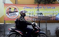 Spanduk tersebut masih mencantumkan slogan kampanye Foke-Nara pada putaran pertama yakni Jakarta Maju Terus.