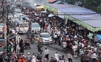 Sudah beberapa tahun belakangan kawasan Benhil ramai dituju sebagai destinasi kuliner lebaran. Berbagai makanan yang enak digelar di sini.