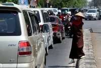 Para gelandangan dan pengemis (Gepeng) memadati jalan-jalan utama atau protokol Kota Bekasi, Jawa Barat, Senin (23/7/2012).