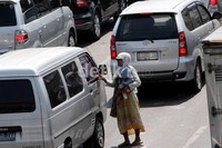 Para gelandangan dan pengemis (Gepeng) terlihat di sejumlah lokasi. Selain di lampu merah, juga mangkal di tempat-tempat ibadah dan pusat keramaian.
