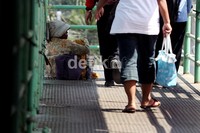 Mereka memohon belas kasihan dari para pengendara yang melintas.