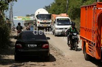 Bahkan warga setempat sampai menggalang dana swadaya untuk memperbaiki sebagian jalan yang rusak.