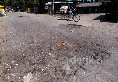 Jalan Bojong Kulur, Bogor Rusak Parah