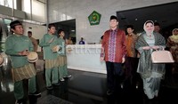 Menag Suryadharma Ali saat memasuki lokasi perayaan hari anak. Dalam kesempatan ini, Suryadharma berkesempatan berbuka puasa dengan para anak-anak dhuafa dan difabel.