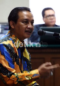 Soemarmo Hadi Saputro membantah sebagai pihak yang memerintahkan pemberian suap ke anggota Dewan Perwakilan Rakyat Daerah (DPRD) Kota Semarang terkait pembahasan rancangan peraturan daerah (raperda) mengenai APBD Kota Semarang tahun anggaran 2012. Ramses/detikcom