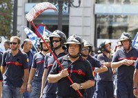 Petugas pemadam kebakaran turun ke jalan melakukan aksi serupa. REUTERS/Heino Kalis.