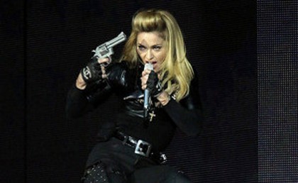Wow, Madonna Bawa Pistol Saat Manggung di Edinburgh