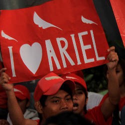 Sambut Ariel, Fans Bernyanyi & Bentuk Formasi di Depan Rutan