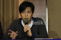 Setelah bebas, Ariel langsung menggelar jumpa pers.