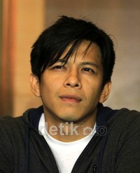 Ariel tampak bahagia.