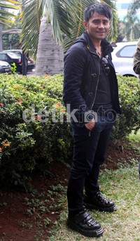 Dengan pakaian serba hitamnya, Judika bergaya ala rocker. (Gusmun/detikHot).