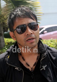 Judika dan kacamata hitamnya. (Gusmun/detikHot).