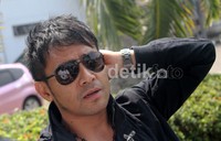 Pelantun Setengah Mati Merindu tampil serba hitam di acara DahSyat, Kebon Jeruk, Jakarta Barat, Senin (23/7/2012). (Gusmun/detikHot).