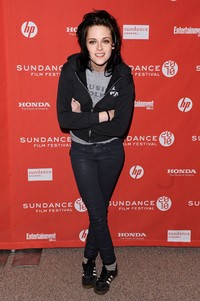 Gaya tomboy Kristen Stewart di premiere The Runaways pada 24 Januari 2010. (Jemal Countess/Getty Images).