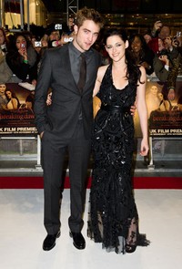 Kristen Stewart tampil kompak hitam-hitam dengan Rob Pattinson. (Ian Gavan/Getty Images).