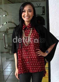 Ia pun tampil casual dibalut dengan kemeja merah bermotif polkadot yang dipadukan dengan luaran dan celana hitam. (Gusmun/detikHot).