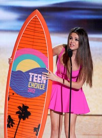 Tidak hanya mendapat kejutan di atas panggung, ia juga mendapatkan penghargaan Choice Music Group di 2012 Teen Choice Awards. (Kevin Winter/Getty Images).