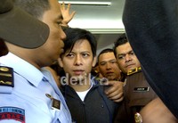 Pukul 9.08 WIB, Ariel akhirnya keluar dari rutan Kebon Waru, Jalan Jakarta, Bandung. (Prih Prawesti/detikHot).