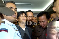 Ariel keluar dengan pengewalan petugas. (Prih Prawesti/detikHot).
