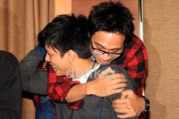 Ariel mendapatkan pulukan hangat dari rekannya David.