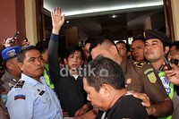 Ariel memberikan keterangan pers.