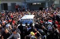 Ratusan Sahabat Peterpan dan jurnalis berebut mengambil gambar detik-detik kebebasan Ariel.