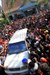 Ariel di dalam kendaraan kijang putih meninggalkan rumah tahanan Kebon Waru.