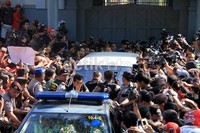 Mobil yang membawa Ariel meninggalkan rumah tahanan Kebon Waru.