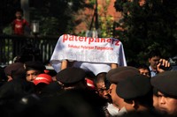 Ratusan Sahabat Peterpan telah menginap di ruang tunggu rutan sejak kemarin.