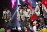 Aksi Coboy Junior di atas panggung.
