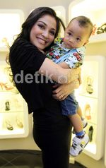 Virnie Ismail Ngabuburit di Mall